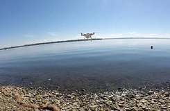 城會(huì)玩！加拿大男子成功用無(wú)人機(jī)釣到魚(yú)