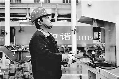 蘭州：寒夜黃河邊，他一把拉出落水大學(xué)生