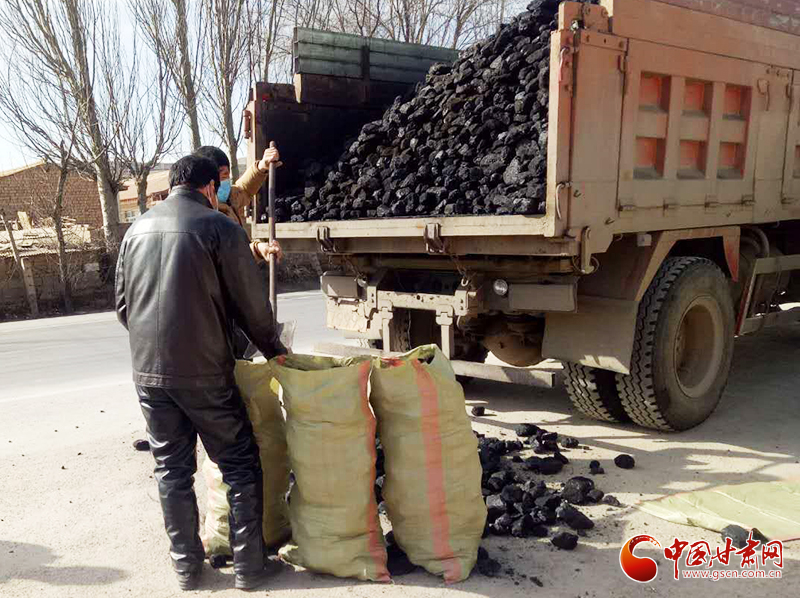 【甘肅全民戰(zhàn)“疫”】雪中送炭！會(huì)寧一企業(yè)為基層防控點(diǎn)捐贈(zèng)10噸愛心煤（圖）