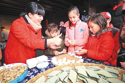 寧波百名外籍人士走進前童古鎮(zhèn) 體驗年味“非遺”文化