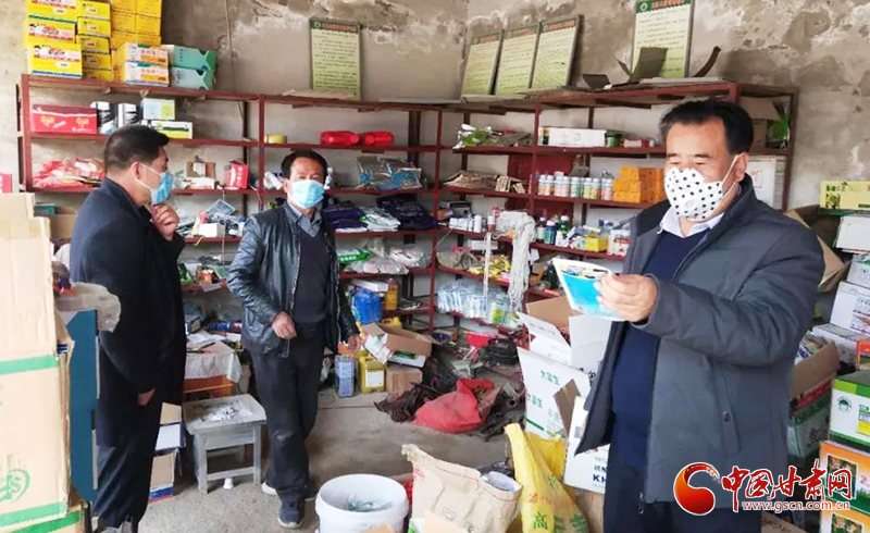 【甘肅全民戰(zhàn)“疫”】西和：開(kāi)展農(nóng)資打假專(zhuān)項(xiàng)檢查 保障春耕生產(chǎn)有序進(jìn)行（圖）