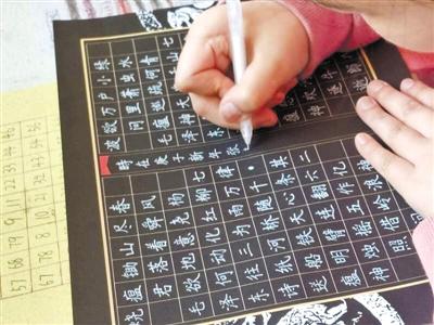 驚艷！9歲小女娃手寫(xiě)“印刷體”字帖