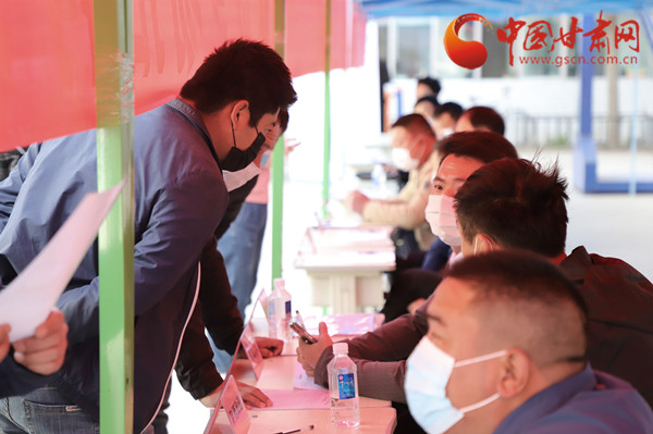 【甘肅省決戰(zhàn)決勝脫貧攻堅(jiān)】扶貧又扶志！把“就業(yè)大禮包”送到貧困戶家門口（圖）