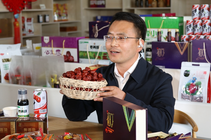 “縣長直播天團”唱響“甘貨春之聲”，售出近30種甘貨1萬余件 開進直播間的網(wǎng)絡扶貧博覽會，受百萬網(wǎng)友點贊 