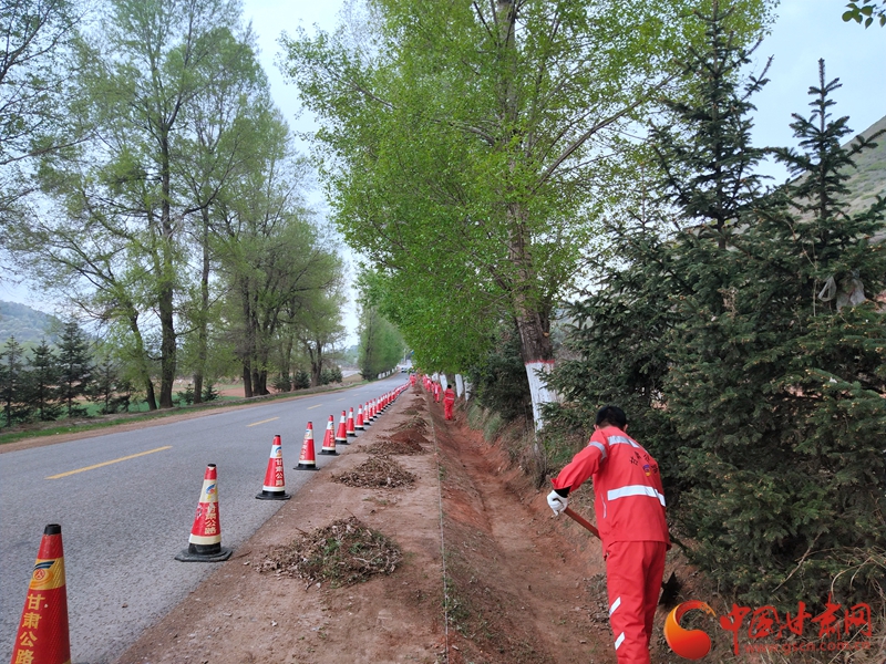 道路換“新顏” 渭源全面加強(qiáng)公路沿線環(huán)境綜合整治（組圖）