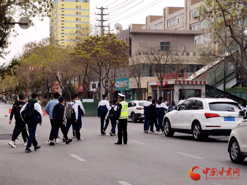 保駕護(hù)航！涼州公安交警“護(hù)學(xué)崗” 撐起“平安傘”