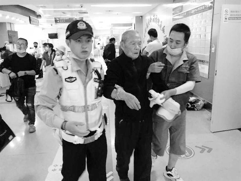 蘭州街頭最美的一次逆行！耄耋老人摔倒街頭 交警的哥合力救助3分鐘