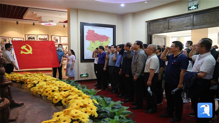 6月30日上午，慶陽市紀委監(jiān)委機關黨委組織全體黨員干部赴市博物館開展“迎七一·紀念建黨99周年”主題黨日活動。拍攝：葛歡_副本.jpg
