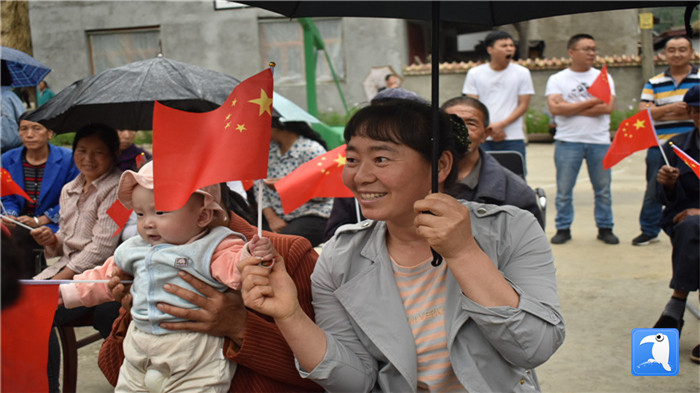 隴南市紀委監(jiān)委黨員干部與宕昌縣官亭鎮(zhèn)杜家村群眾一起慶祝黨的生日。_副本.jpg