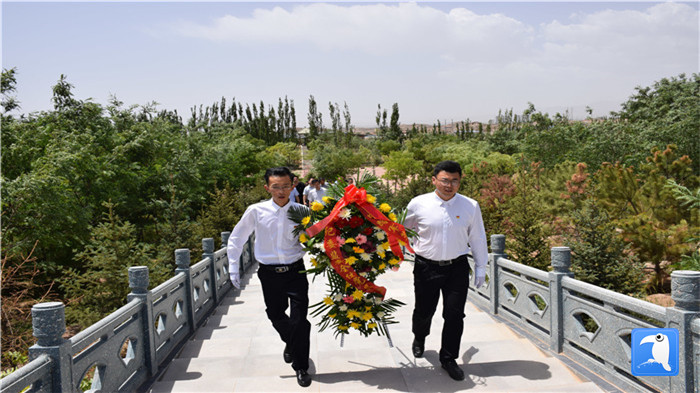 七一”前夕，白銀市紀委監(jiān)委機關黨委組織黨員來到紅軍西路軍景泰烈士陵園開展主題黨日活動。 朱鵬拍攝_副本.jpg