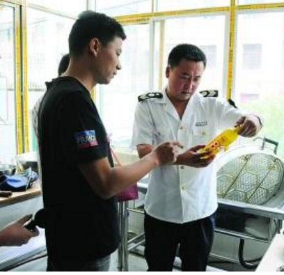 蘭州市場監(jiān)管局綜合行政執(zhí)法隊開展學(xué)校、托幼機構(gòu)食品安全專項檢查