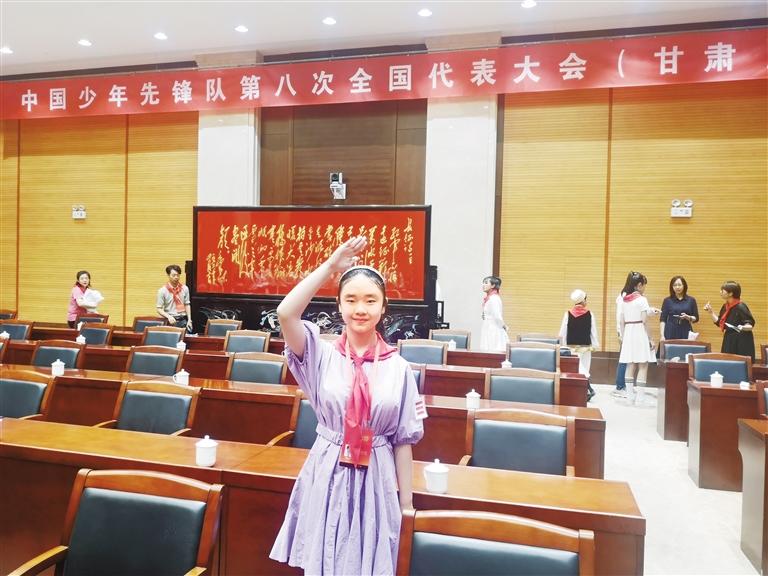 代表蘭州少先隊員參加全國少代會——這個小姑娘，攢勁！