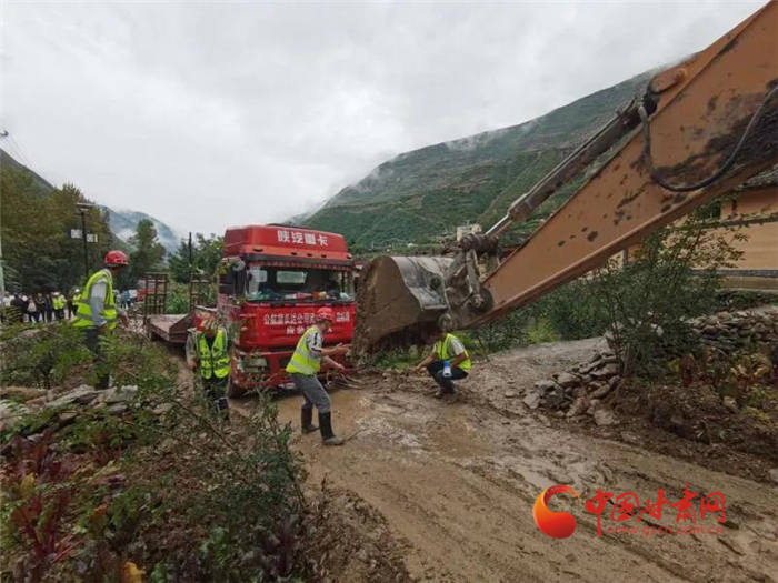 【關(guān)注甘南訊情】齊頭并進(jìn) 應(yīng)急搶險(xiǎn)組全力搶通博峪至曲告納災(zāi)區(qū)主干道