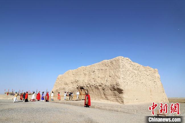 數十位身著古裝的女性通過體驗賞漢舞、習漢禮、吟誦詩詞等中華傳統(tǒng)文化，再現(xiàn)古絲綢之路的繁華盛景?！⊥踺?攝