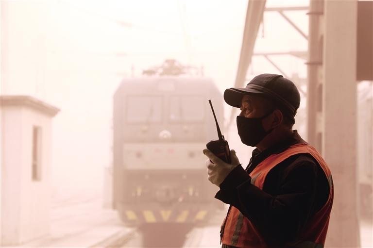 蘭州鐵路局加強線路設(shè)備巡視檢查確保運輸安全