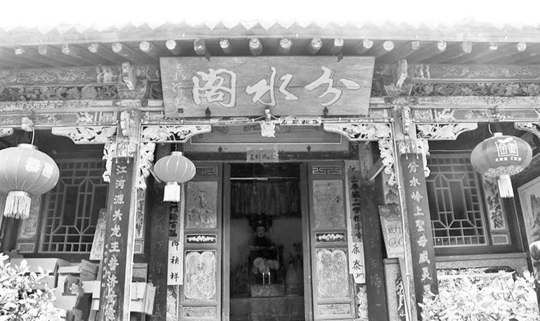 秦嶺鎮(zhèn)分水閣，一屋檐水分江河 這里可看水系奇觀，可賞連翹花海