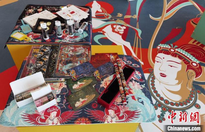 60余類敦煌主題的文創(chuàng)產(chǎn)品讓人愛(ài)不釋手?！《∷?攝