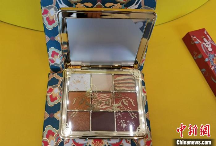 圖為取材壁畫(huà)色彩的敦煌美妝?！《∷?攝