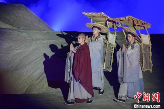 圖為演出現(xiàn)場，該劇獨創(chuàng)360度旋轉(zhuǎn)并前后移動觀眾席，顛覆傳統(tǒng)劇場舞臺表演模式?！⊥醣筱y 攝