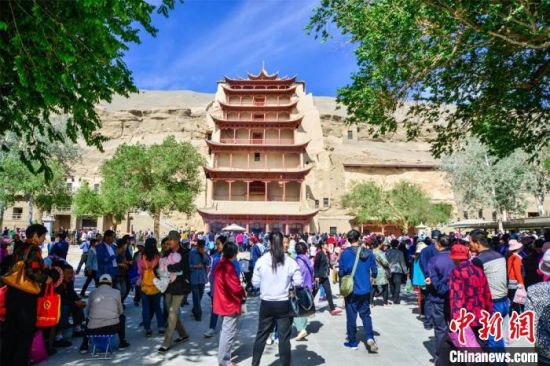 中國農(nóng)歷四月初八，敦煌民眾傳承歷史習(xí)俗，前往莫高窟燒香禮佛、祈福。(資料圖) 王斌銀 攝