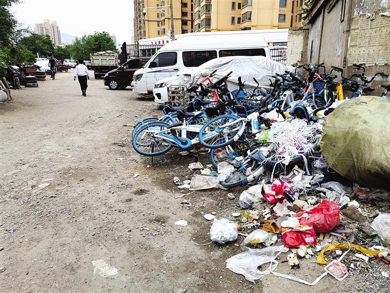 百米土路臟亂差，誰來管？經記者協(xié)調，社區(qū)組織志愿者進行了清理