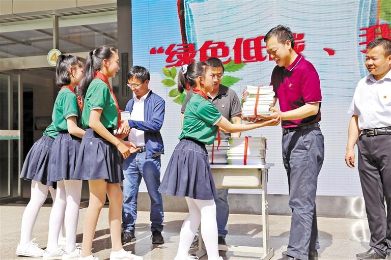 甘肅省生態(tài)環(huán)境廳開展送書進(jìn)?；顒?dòng)