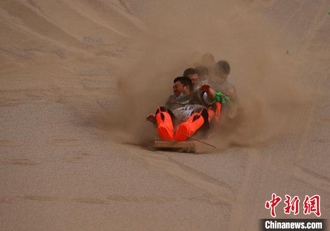 6月13日，敦煌鳴沙山月牙泉景區(qū)舉辦滑沙比賽。　馮豆 攝