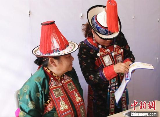 圖為用活態(tài)傳習(xí)的模式促進(jìn)裕固族非物質(zhì)文化遺產(chǎn)的保護(hù)傳承。　史靜靜 攝
