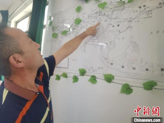 圖為甘肅省社會(huì)科學(xué)院絲綢之路研究所所長(zhǎng)侯宗輝指出《絲綢之路古文明》課題組考察線(xiàn)路?！￠Z姣 攝