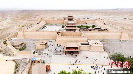 圖為7月中旬，世界文化遺產(chǎn)——嘉峪關(guān)，它是中國明代萬里長城的西端起點(diǎn)?！「哒埂z