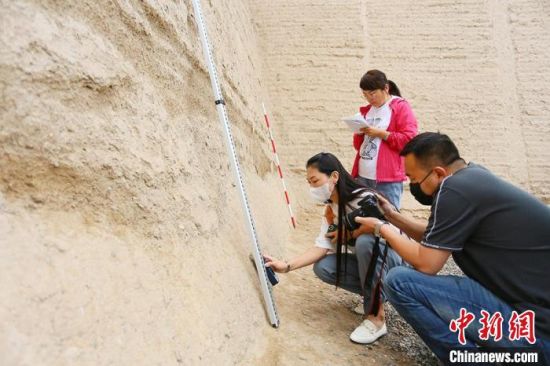 科技保護(hù)讓長城價(jià)值的真實(shí)性和完整性得到有效延續(xù)和傳承。圖為文物工作者正在測量關(guān)城的相關(guān)數(shù)據(jù)。　高展 攝