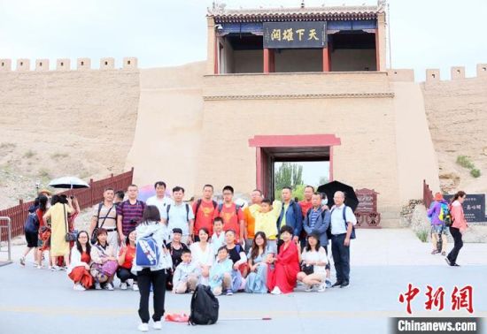 歷經(jīng)數(shù)十載保護(hù)修繕的古老關(guān)城得以延年益壽，成為了海內(nèi)外游客“絲路游”的必經(jīng)打卡地?！「哒?攝