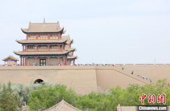 歷經(jīng)數(shù)十載保護(hù)修繕的古老關(guān)城得以延年益壽，成為了海內(nèi)外游客“絲路游”的必經(jīng)打卡地。　高展 攝
