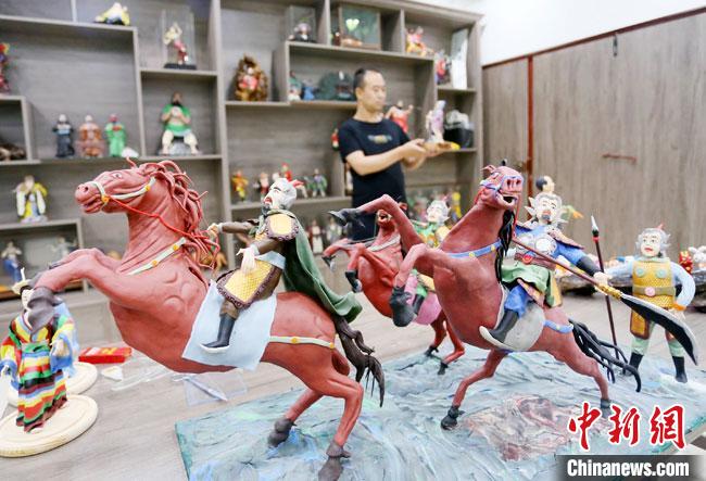 安秋平是成州面塑第五代傳承人，也是當(dāng)?shù)匚ㄒ粓?jiān)守面塑制作的人?！「哒?攝