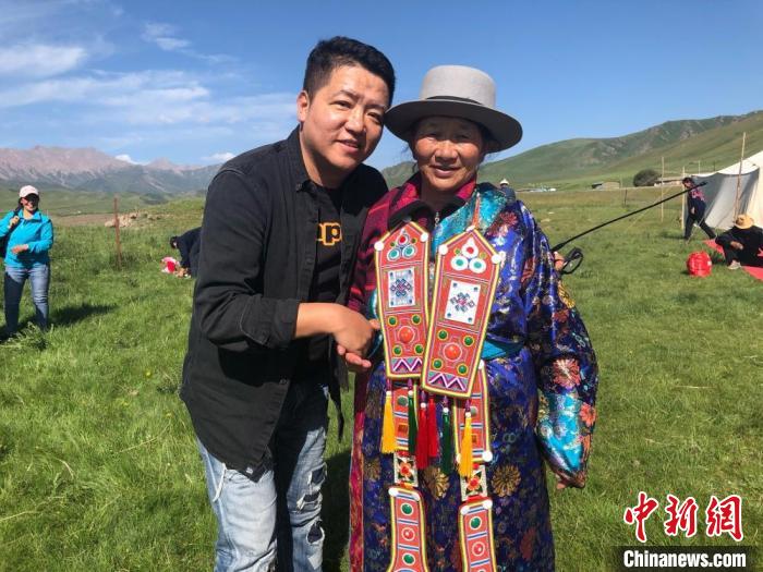 圖為拍攝紀(jì)錄片《西茂的婚禮》期間，張輝剛(左)與裕固族老人合影留念。(資料圖) 張輝剛供圖