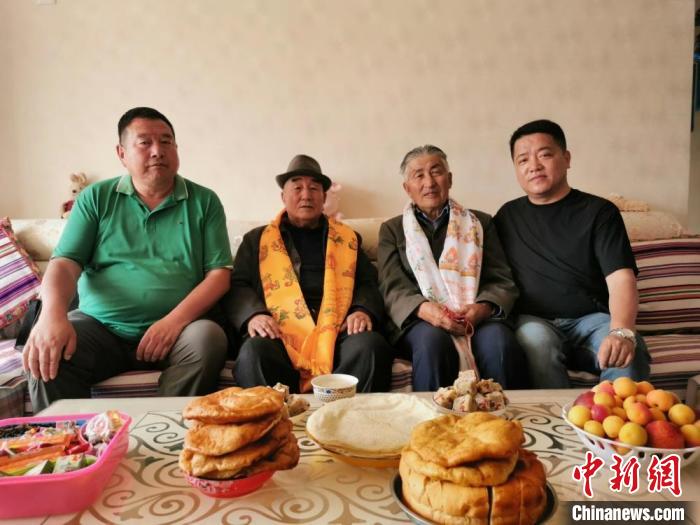 圖為張輝剛(右一)拜訪甘肅肅南縣裕固族德高望重的老人。(資料圖) 張輝剛供圖