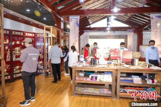 圖為甘肅“一會(huì)一節(jié)”期間，位于敦煌的天水市展館中，民眾觀賞文創(chuàng)產(chǎn)品?！「拭C省文化和旅游廳供圖