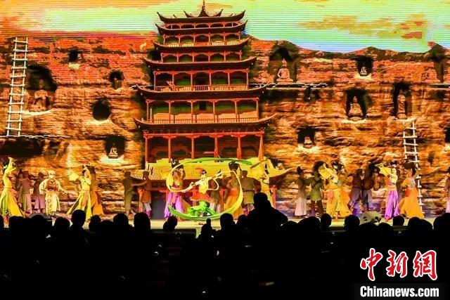 開幕式文藝展示“相約敦煌”，通過數(shù)字技術(shù)將莫高窟“搬到”演出現(xiàn)場?！「拭C省文化和旅游廳供圖