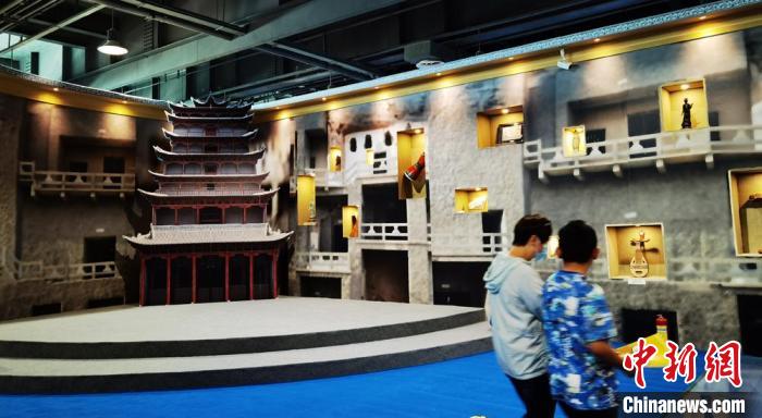 該展覽還借助科技手段，復(fù)原“藏經(jīng)洞”場(chǎng)景，將莫高窟“搬進(jìn)”展廳?！《∷?攝