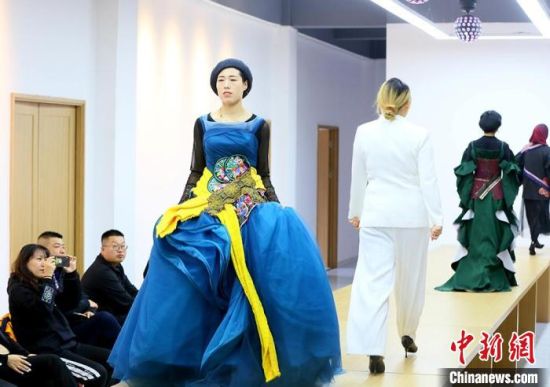 東鄉(xiāng)繡娘在T臺走秀?！「哒?攝