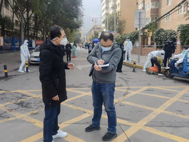蘭州市紀委監(jiān)委干部下沉一線詳細詢問疫情防控情況。.jpg