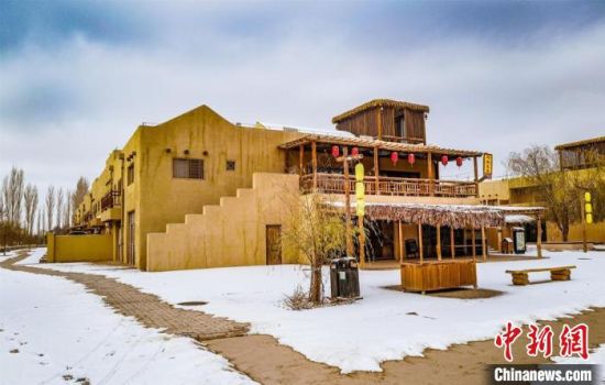 雪落敦煌月牙泉小鎮(zhèn)?！⊥醣筱y 攝