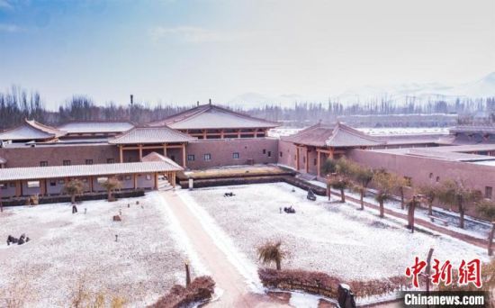 圖為雪落大漠古堡——敦煌山莊?！⊥醣筱y 攝