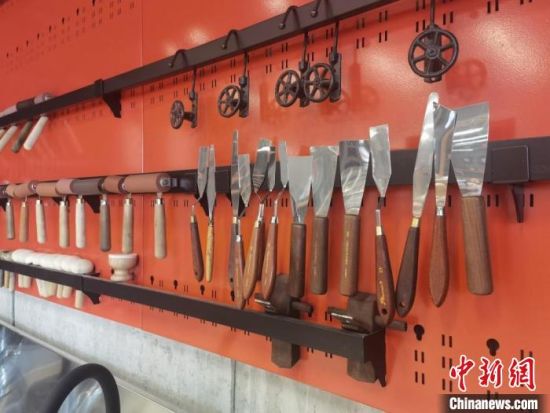 圖為徐晉林制作雕版敦煌壁畫所用工具?！￠Z姣 攝