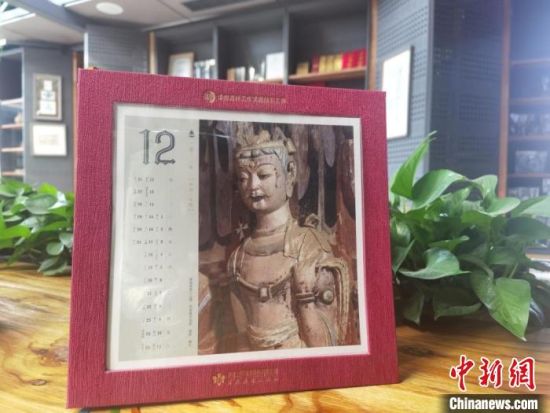 圖為徐晉林制作的敦煌題材的手工書《走進(jìn)沙漠敦煌——莫高窟與藏書票藝術(shù)》，深受讀者喜愛?！￠Z姣 攝