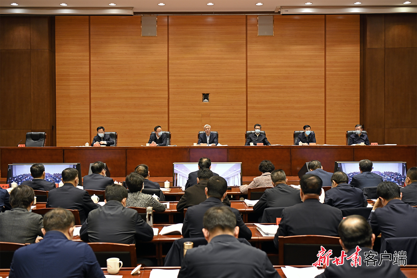 尹弘在省委農(nóng)村工作領(lǐng)導(dǎo)小組會(huì)議上強(qiáng)調(diào)：以深厚為民情懷鞏固拓展脫貧攻堅(jiān)成果，用高度負(fù)責(zé)精神扎實(shí)做好備考迎評(píng)工作