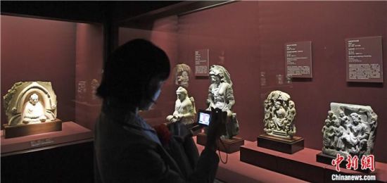 2018年8月，《平山郁夫的絲路世界——平山郁夫絲綢之路美術館文物展》在甘肅敦煌莫高窟開展。中新社記者 楊艷敏 攝