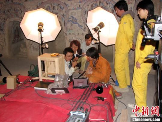 敦煌研究院與日本東京文化財研究所合作進行第285窟多光譜無損調查工作現(xiàn)場。中新社發(fā) 婁婕 供圖