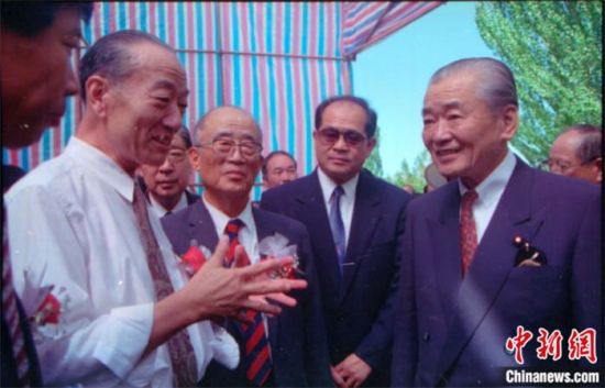 1994年8月，時任日本首相竹下登(右一)與時任敦煌研究院院長段文杰在莫高窟親切交談。中新社發(fā) 婁婕 供圖