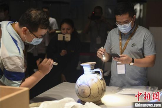2020年6月，在長沙博物館舉行“從地中海到中國：絲路寶藏——平山郁夫絲綢之路美術館藏文物展”前，專家開箱鑒定文物。中新社記者 楊華峰 攝